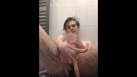 jugando conmigo mismo y cummin en mi cara en la ducha privada del gimnasio