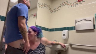 Esposa puta follada y Cream pied en el baño del aeropuerto