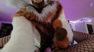 Furry Femboy wordt doormidden gebogen en ruw geneukt met een Strap On! (In fullsuit)