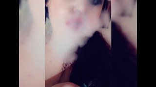 Fumar sexy com seios para fora