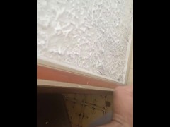 Mi masturbo nelle scale condominiali