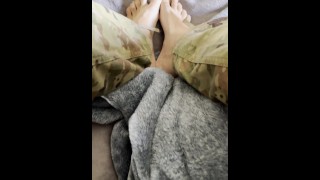 角質のアメリカ軍のソリッドは、いくつかのセクシーな黒いボクサーブリーフでけいれんし、彼の制服に熱い負荷を撃ちます