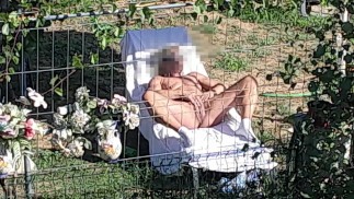 moi jouant seul dans mon jardin
