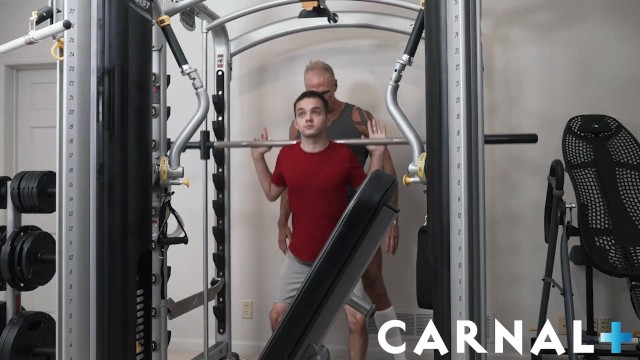 FunSizeBoys - DILF Enorme Cria Um Pequeno Rabo Twink Na Academia - Pornhub Gay