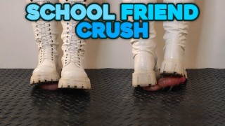 Schoolvriend verplettert en marcheert in pijnlijke witte Snow laarzen - bootjob, ballbusting, CBT