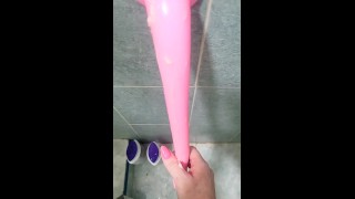 初めてシャワーで私の新しい2足の長いピンクのディルドをクソ!