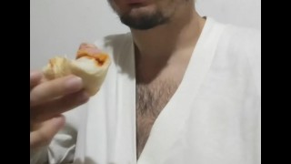 Comiendo un perrito caliente por mi cuenta