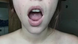 Uvula empurra na minha língua sexy e cospe seu sêmen na minha boca