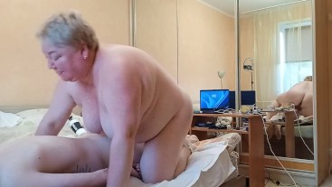 Массаж закончился мастурбацией члена с камшотом