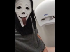 POV : ghostface invade o banheiro da sua empresa para se masturbar