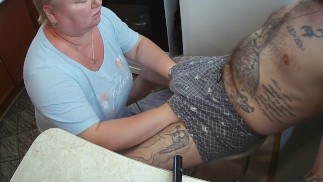 мачеха снова сосет мой член на кухне