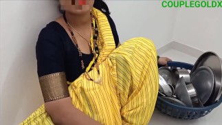 बरतन बेचने आए महीला को लालच देकर चुपके से बसाया अंदर जाके चोदाई कर दिया