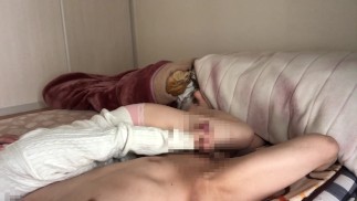 Она возбуждается, когда просыпается, соблазняет своего парня и дает ему эрекцию с помощью мастурбации.