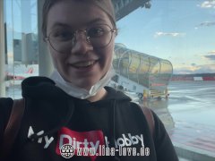 Molliges Teen mit dickem Arsch extrem öffentlich am Flughafen gefickt
