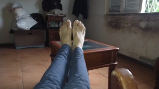 Pieds jambes montrés