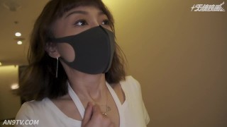 Uma MILF asiática não consegue parar de esguichar e gozar dentro de sua buceta apertada.