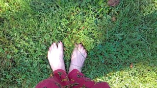 POV Tierra mis dedos de los pies en un poco de hierba culo mojada