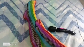 Фут-фетиш с сексуальными цветными чулками