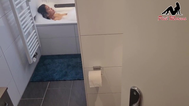 I Surprise my Stepdaughter with Golden Shower while she is Bathing