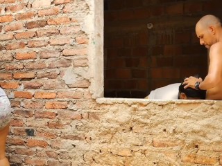 Извращенный отчим трахает падчерицу в задницу, пока его жена стирает.