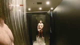 Gimnasia jock se masturba en las duchas