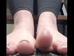 Delicious close-up toe play, especially with my big toe.🤤