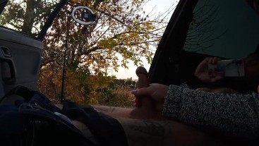 Моя жена дрочит мой член в машине на природе