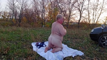 жена мастурбирует игрушками на природе и сквиртует