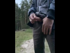 Молодой парень писает и мастурбирует на публике LeoLeah69 4K.