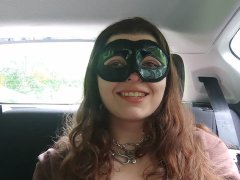  Mädchen(18 Jahre) fickt sich publc im Auto