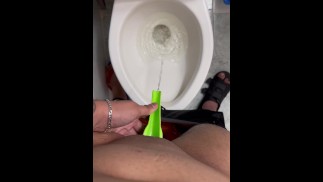BinBin- Transmann uriniert mit seiner köstlichen Muschi FTM