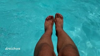 Ноги в бассейне с большим количеством воды