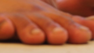 муженек босиком на улице