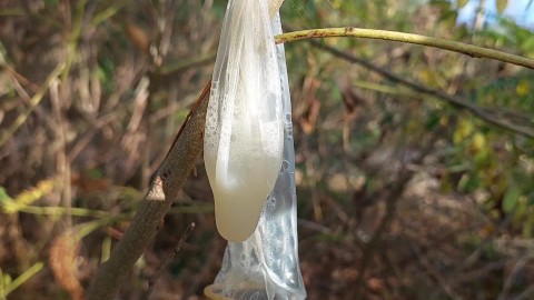 Jovem twink com tesão encontrou uma camisinha usada na floresta, então ele colocou seu pau nele e espermou