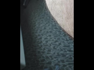 ホテルのベッドに横たわっている床の小便
