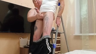 Dopo aver riparato il lampadario, mia suocera mi masturba il cazzo fino a farla sborrare