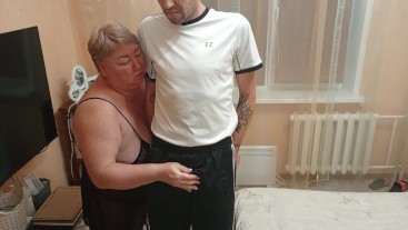 Теща дрочит мой член и смотрит, как я кончаю, пока моя жена
