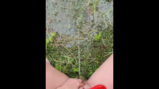 J'adore pisser dans les flaques d'eau de la nature.  C'est très excitant et sexy, n'est-ce pas ?