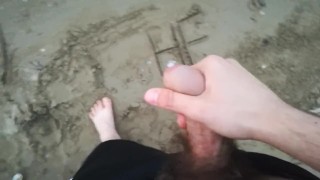 Casi atrapado masturbándose en la playa