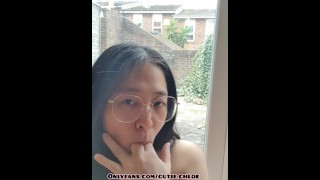 饥渴的亚洲大胸部乞求暨在她的眼镜上 影片 - Seksohub