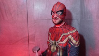 Homem-Aranha lava seu pau enorme - cosplay PLAYTIME