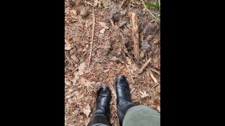 Marcher dans ma cour et cracher de vieux bâtons d’arbre. Alors mettez votre son et écoutez attentivement. 😍