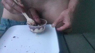 Мастурбация и камшот на еду