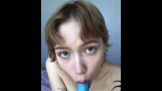 Мокрый минет от 18-летней блондинки