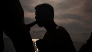 Seks op het strand 's nachts, zuigen, pissen, neuken