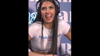 Jazmine hot latina 以前所未有的方式骑着性爱机器