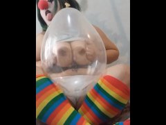 Super sexy payasita aplastando un globo con su culo gigante🌈🤣 Especial Reyna cumpleaños