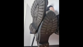 Ich baumelte mit meinen Stiefeln. Was beschäftigt Sie gerade? 😏