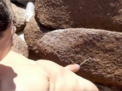 Famoso jogador de futebol é pego mijando na praia