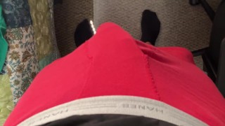 Acariciando en calzoncillos de boxer rojo caliente